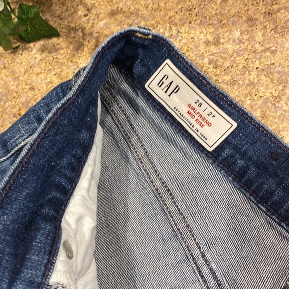 Gap Girlfriend Distressed Blue Jean Cropped Pants Unfinished Cuffs 26/2P Midrise - Picture 5 of 17